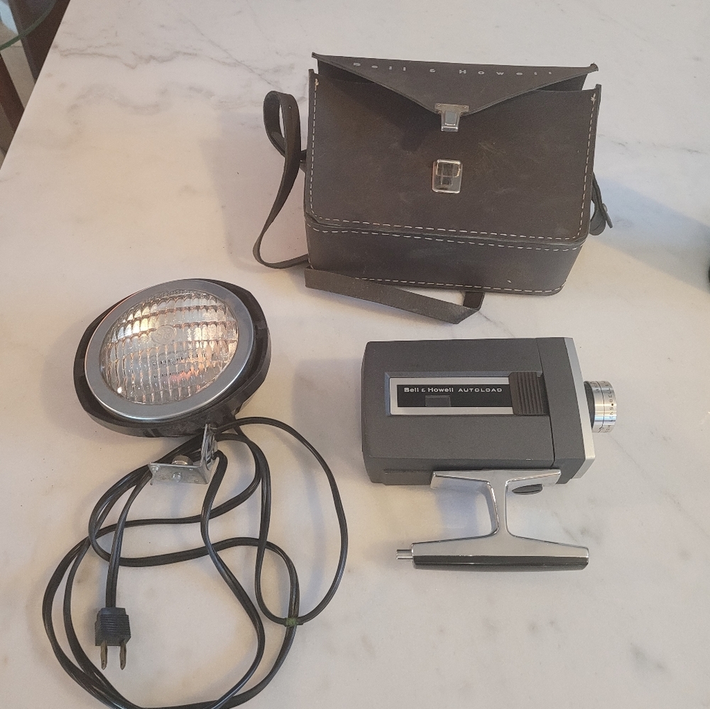 Vintage Bell & Howard autoload Optronic eye Super eight  camera, case and light